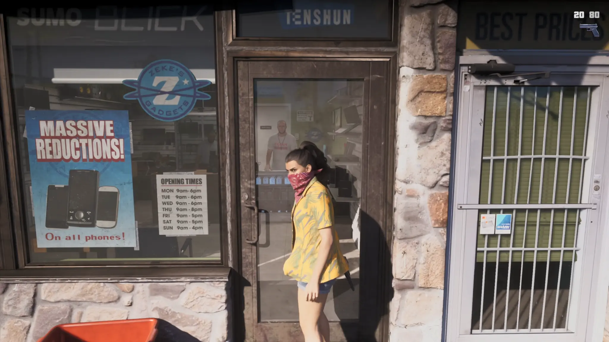 Lucia con una bandana puesta frente a una tienda en GTA VI