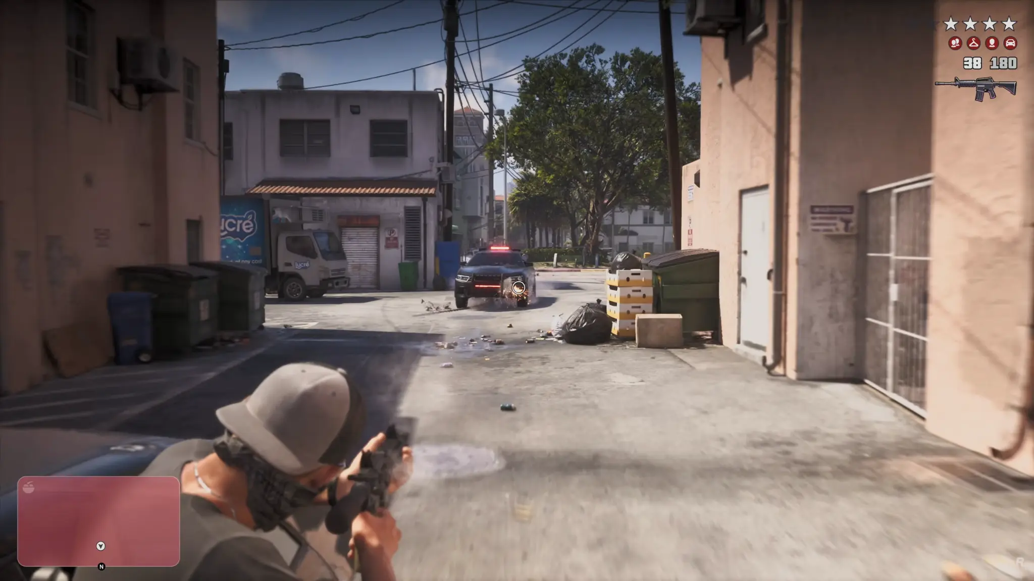 Lucia disparando a un coche policial durante una persecución de GTA VI